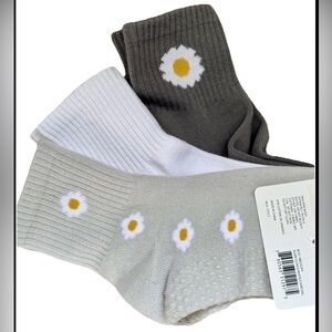 NEW Balance Collection Daisy Patterned GRIP SOCKS Gray, White, OS